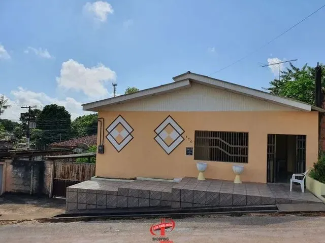 Imagem: A casa possui 2 Dormitórios, 1 Banheiro, 3 Vagas na
