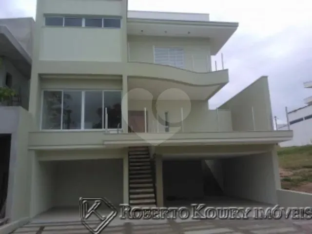 Imagem: A casa em condomínio possui 3 Dormitórios, 3 Suítes, 1