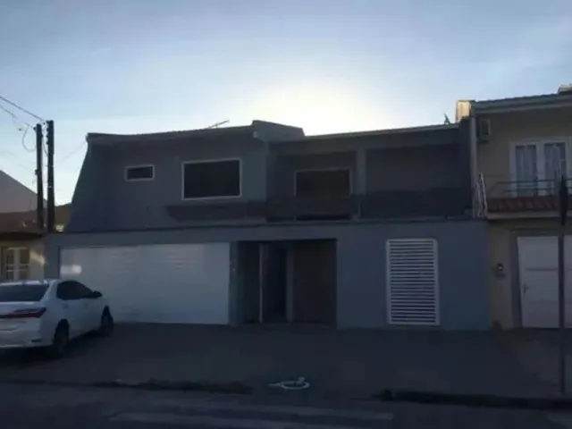 Imagem: A casa possui 3 Dormitórios, 2 Banheiros, 2 Vagas na