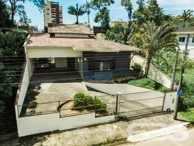 Imagem: A casa possui 2 Dormitórios, 1 Suíte, 3 Banheiros, 3