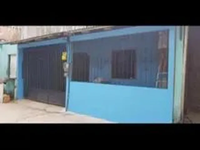 Imagem: A casa possui 3 Dormitórios, 1 Banheiro, 1 Vaga na garagem