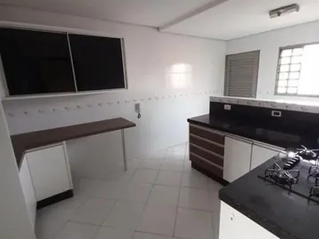 Imagem 4: Casa para Aluguel Possui 200 Metros Quadrados com 3 Quartos em Manoel Müller - Rolândia