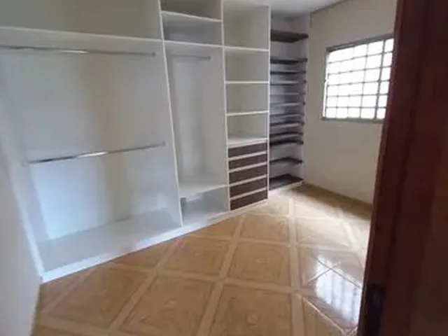 Imagem 3: Casa para Aluguel Possui 200 Metros Quadrados com 3 Quartos em Manoel Müller - Rolândia
