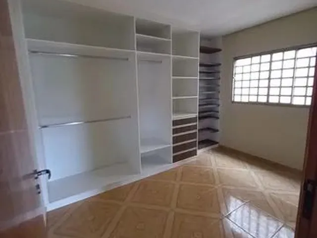 Imagem 12: Casa para Aluguel Possui 200 Metros Quadrados com 3 Quartos em Manoel Müller - Rolândia