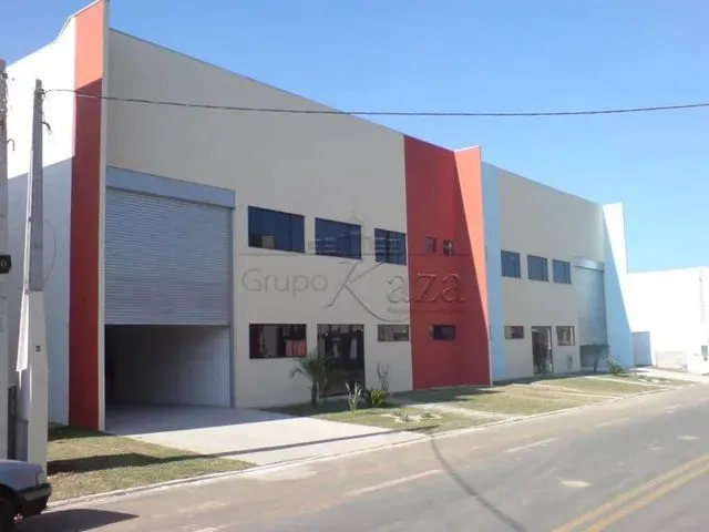 Imagem: O depósito possui 3 Vagas na garagem, 550m² de Área e