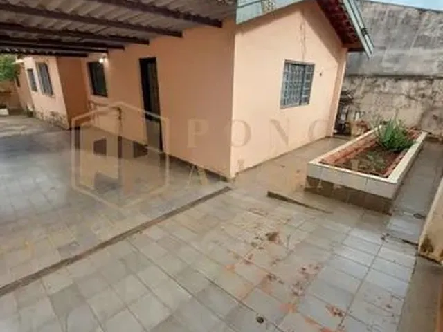 Imagem: A casa possui 2 Dormitórios, 1 Banheiro, 200m² de Área e