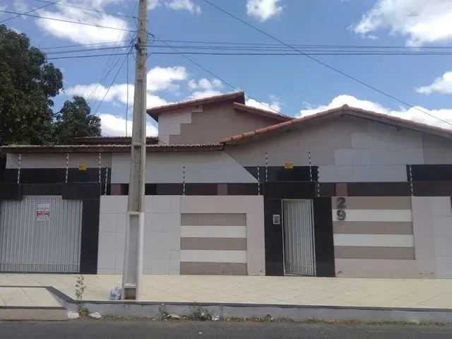 Imagem: A casa possui 4 Dormitórios, 2 Suítes, 1 Banheiro, 3