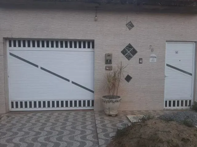 Imagem: A casa possui 3 Dormitórios, 1 Suíte, 2 Banheiros, 1 Vaga