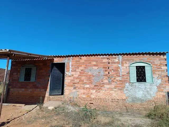 Imagem: A casa possui 3 Dormitórios, 1 Banheiro, 5 Vagas na