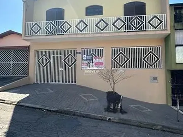 Imagem: A casa possui 3 Dormitórios, 1 Suíte, 3 Banheiros, 2