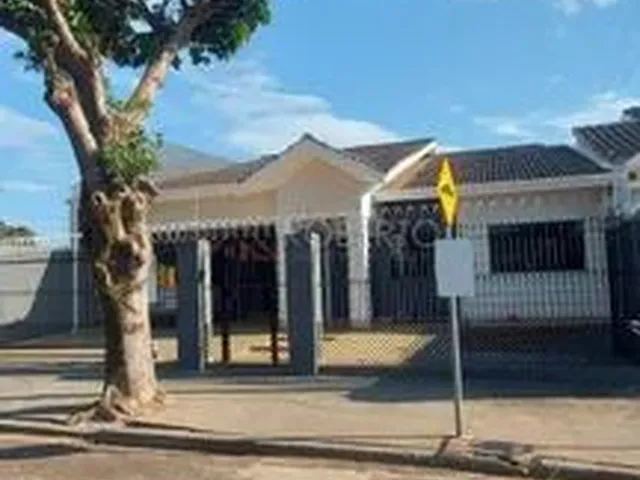 Imagem: A casa possui 3 Dormitórios, 1 Suíte, 3 Banheiros, 4