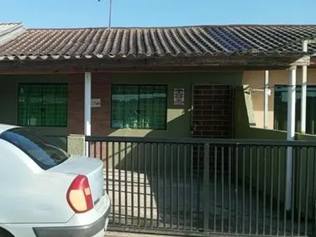Imagem: A casa possui 3 Dormitórios, 1 Banheiro, 2 Vagas na