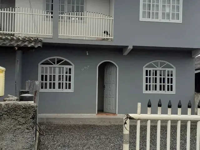 Imagem: A casa possui 2 Dormitórios, 1 Banheiro e está localizado