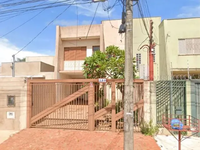 Imagem: A casa possui 3 Dormitórios, 2 Banheiros, 2 Vagas na