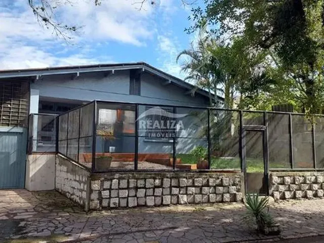Imagem: A casa possui 3 Dormitórios, 2 Banheiros, 2 Vagas na