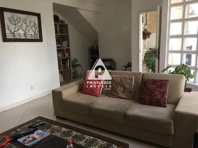 Imagem: Casa À Venda, 6 Quartos, 2 Suítes, 1 Vaga