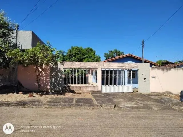 Imagem: A casa possui 3 Dormitórios, 1 Suíte, 2 Banheiros, 1 Vaga