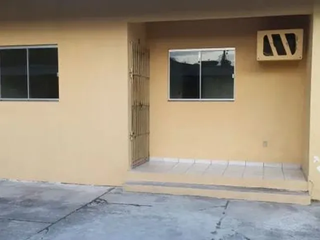Imagem: A casa possui 2 Dormitórios, 1 Banheiro, 2 Vagas na