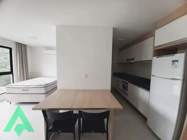 Imagem: O apartamento possui 1 Dormitório, 1 Banheiro, 1 Vaga na