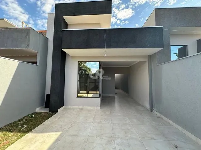 Imagem: Casa À Venda com 3 Quartos, 2 Banheiros