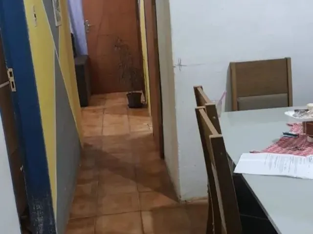 Imagem: A casa possui 3 Dormitórios, 1 Banheiro, 1 Vaga na