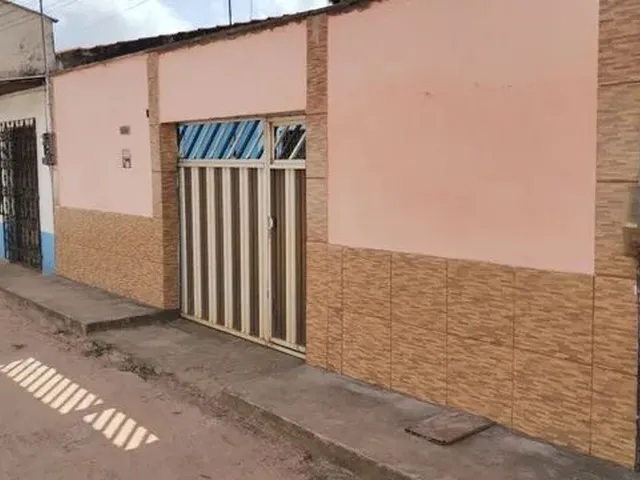 Imagem: A casa possui 3 Dormitórios, 2 Banheiros, 1 Vaga na