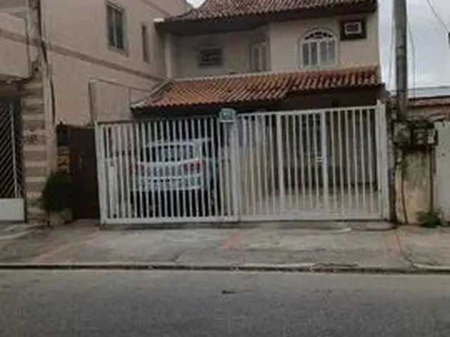 Imagem: A casa possui 3 Dormitórios, 3 Banheiros, 1 Vaga na