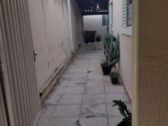Imagem: A casa possui 3 Dormitórios, 1 Suíte, 2 Banheiros, 3