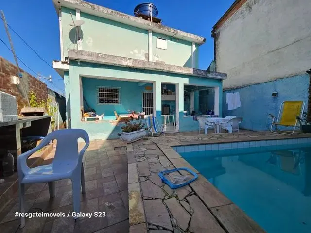 Imagem: A casa possui 4 Dormitórios, 1 Suíte, 3 Banheiros, 2
