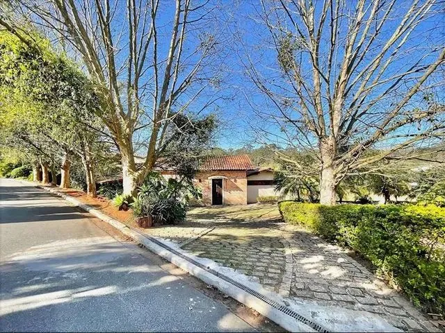 Imagem: A casa possui 3 Dormitórios, 3 Suítes, 4 Banheiros, 5