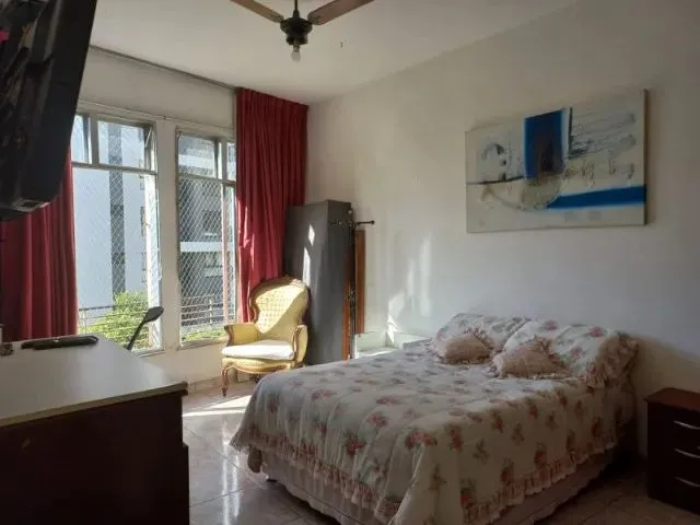Imagem 6: Quarto Individual de Casal Confortável Grande de Frente no Flamengo