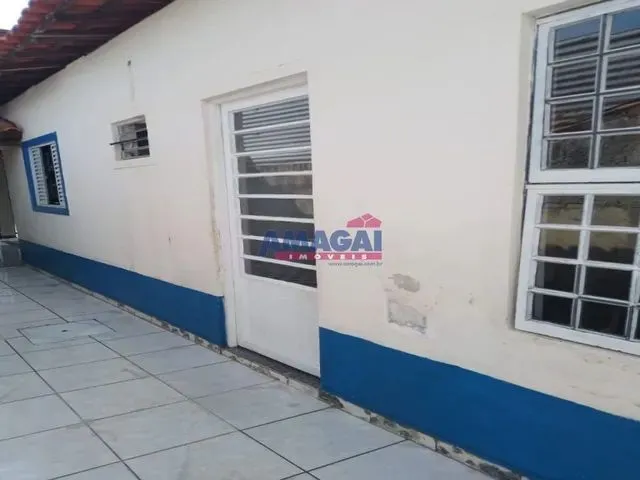 Imagem: A casa possui 2 Dormitórios, 1 Banheiro, 2 Vagas na
