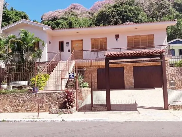 Imagem: A casa possui 5 Dormitórios, 1 Suíte, 4 Banheiros, 367m²