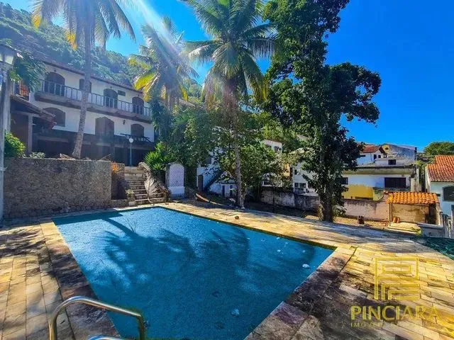 Imagem: Casa com 6 Dormitórios À Venda, 211 M²