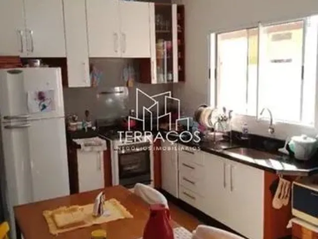 Imagem: A casa possui 2 Dormitórios, 2 Banheiros, 2 Vagas na