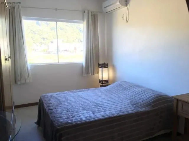 Imagem 2: Novidade Aluguel Anual Casa Triplex Mobiliada 02 Quartos e 01 Mezanino - Condomínio Fecha