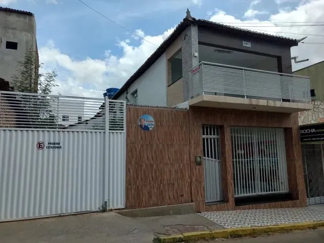 Imagem: A casa possui 3 Dormitórios, 1 Banheiro, Acomodam 3