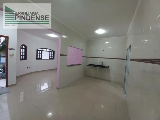 Imagem: A casa possui 3 Dormitórios, 2 Banheiros, 2 Vagas na
