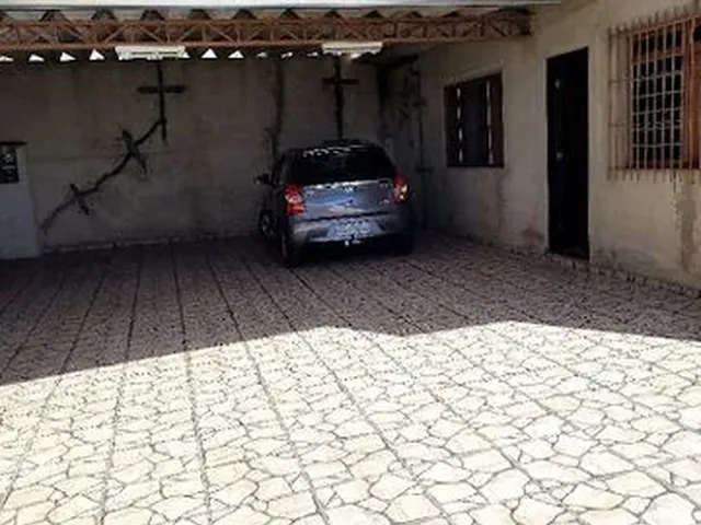 Imagem: A casa possui 3 Dormitórios, 2 Banheiros, 5 Vagas na