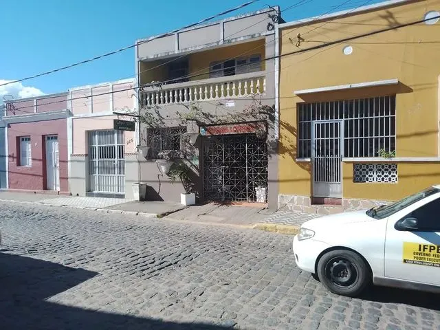 Imagem: A casa possui 4 Dormitórios, 4 Banheiros, 3 Vagas na