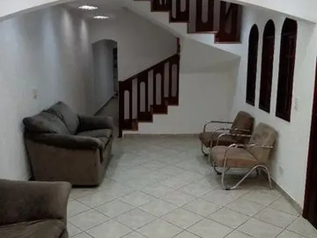 Imagem: A casa possui 3 Dormitórios, 1 Suíte, 3 Banheiros, 4