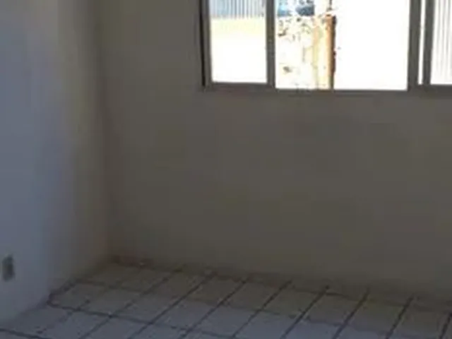 Imagem 3: 2/4 no Final de Linha Capelinha de São Caetano, com Varanda, 1 Andar Vista P Suburbana