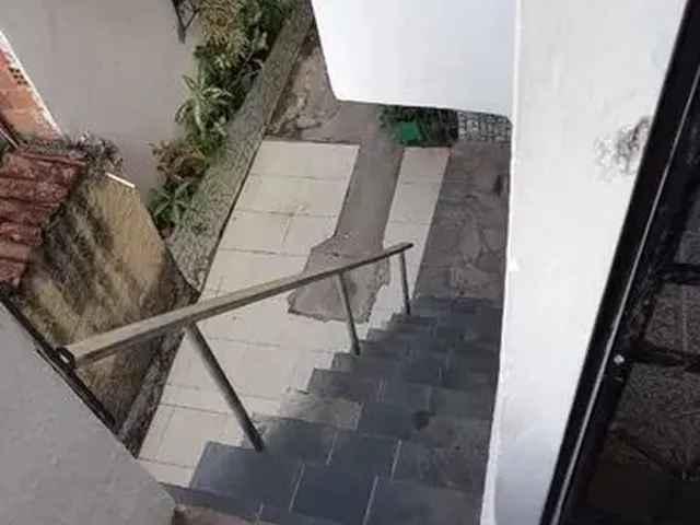 Imagem 9: 2/4 no Final de Linha Capelinha de São Caetano, com Varanda, 1 Andar Vista P Suburbana