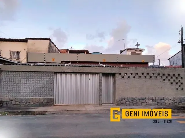 Imagem: A casa possui 3 Dormitórios, 1 Banheiro, 2 Vagas na
