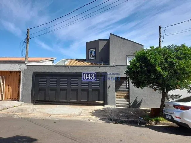 Imagem: A casa possui 4 Dormitórios, 1 Suíte, 3 Banheiros, 2
