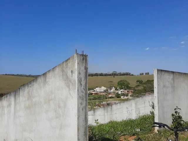 Imagem: O terreno possui 200m² de Área Privada e está localizado