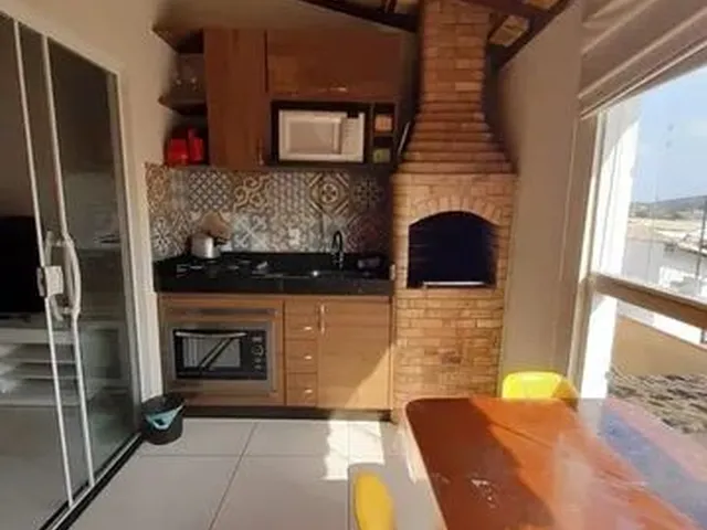 Imagem: A casa possui 2 Dormitórios, Acomodam 6 pessoas, 1 Vaga na