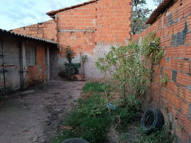 Imagem: A casa possui 2 Dormitórios, 1 Banheiro, 2 Vagas na