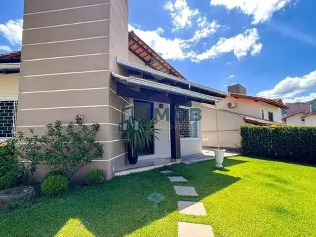 Imagem: A casa possui 3 Dormitórios, 1 Suíte, 2 Banheiros, 3