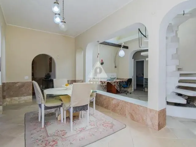 Imagem: Casa de Rua À Venda, 4 Quartos, 2 Suítes